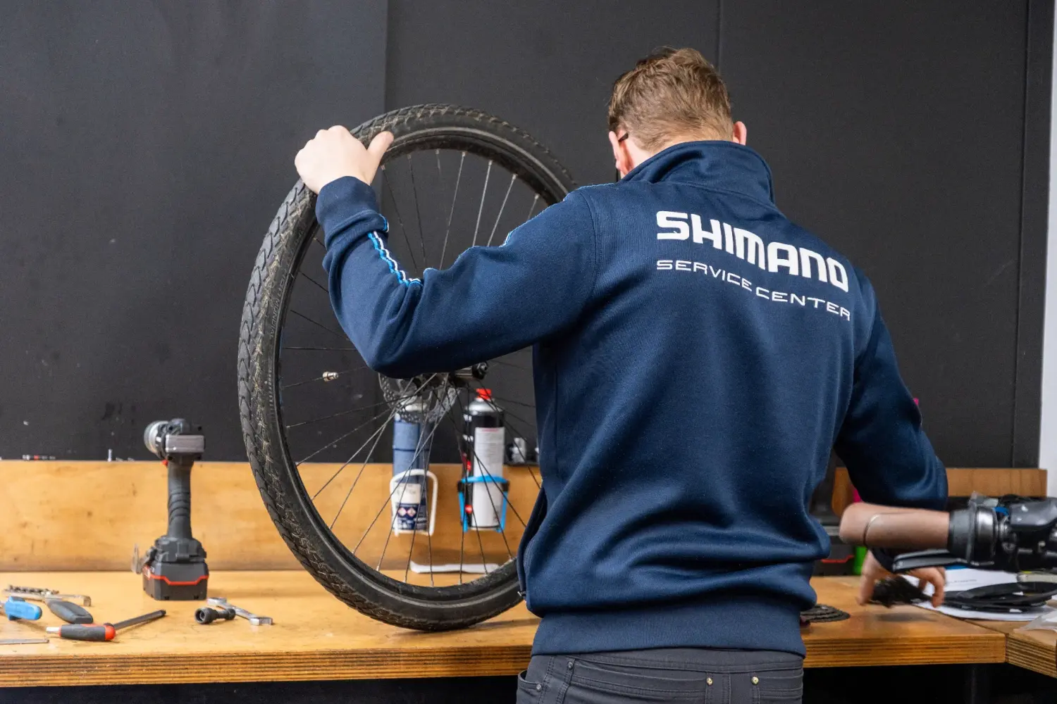 Shimano Service Center monteur aan het werk bij Riesewijk